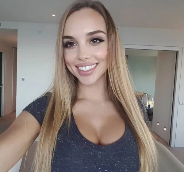 32 Stunning Smiles of Gorgeous Girls - Explicit Photos