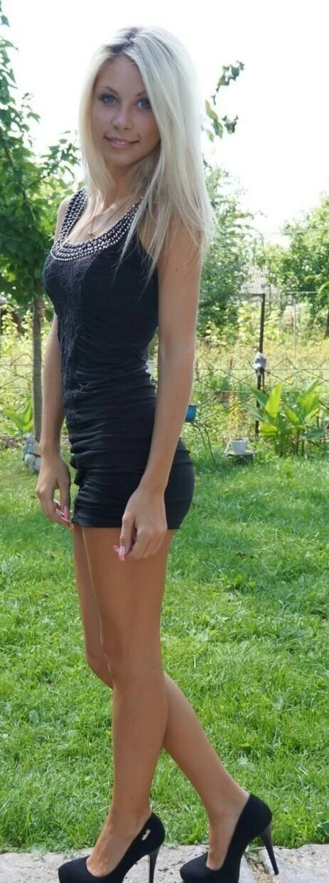 Hot Babes in Tight Dresses: Sexy and Sultry Women Showing Off Curves