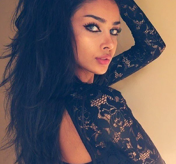 Hot Summer Babes from All Angles: Sizzling Beauty in Every Direction