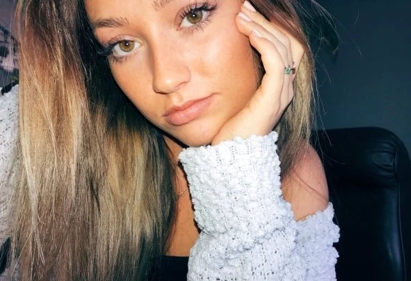 Blondes vs. Brunettes: 38 Sizzling Photos of Hot Brunettes that Men Love Too!