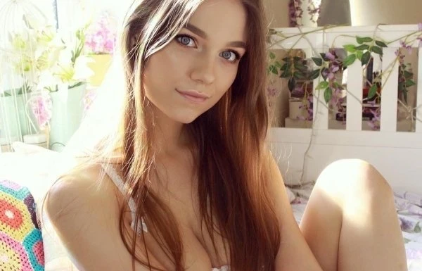 Blondes vs. Brunettes: 38 Sizzling Photos of Hot Brunettes that Men Love Too!