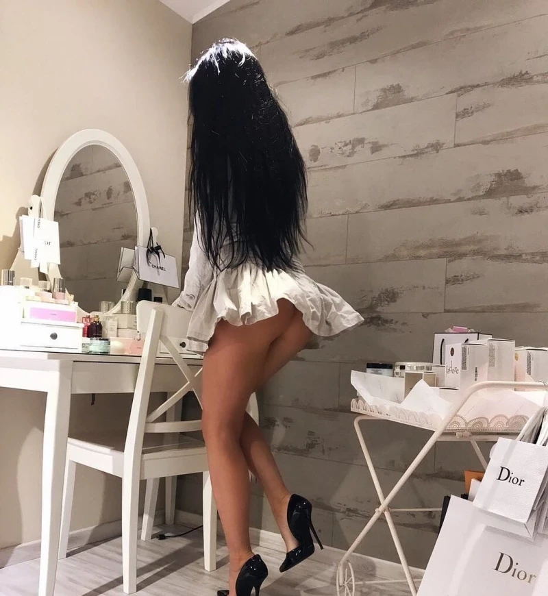 Nut-Like Booty Begging for Attention: Explicit Photo