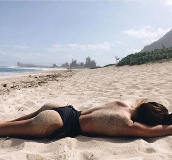 Hot Babes in Bikinis: 53 Stunning Beach Photos to Make You Swoon!