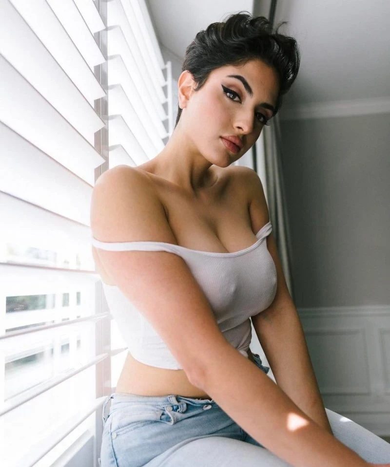 45 Sultry Babes Playfully Pose on Camera - Luxurious Beauties in Action!