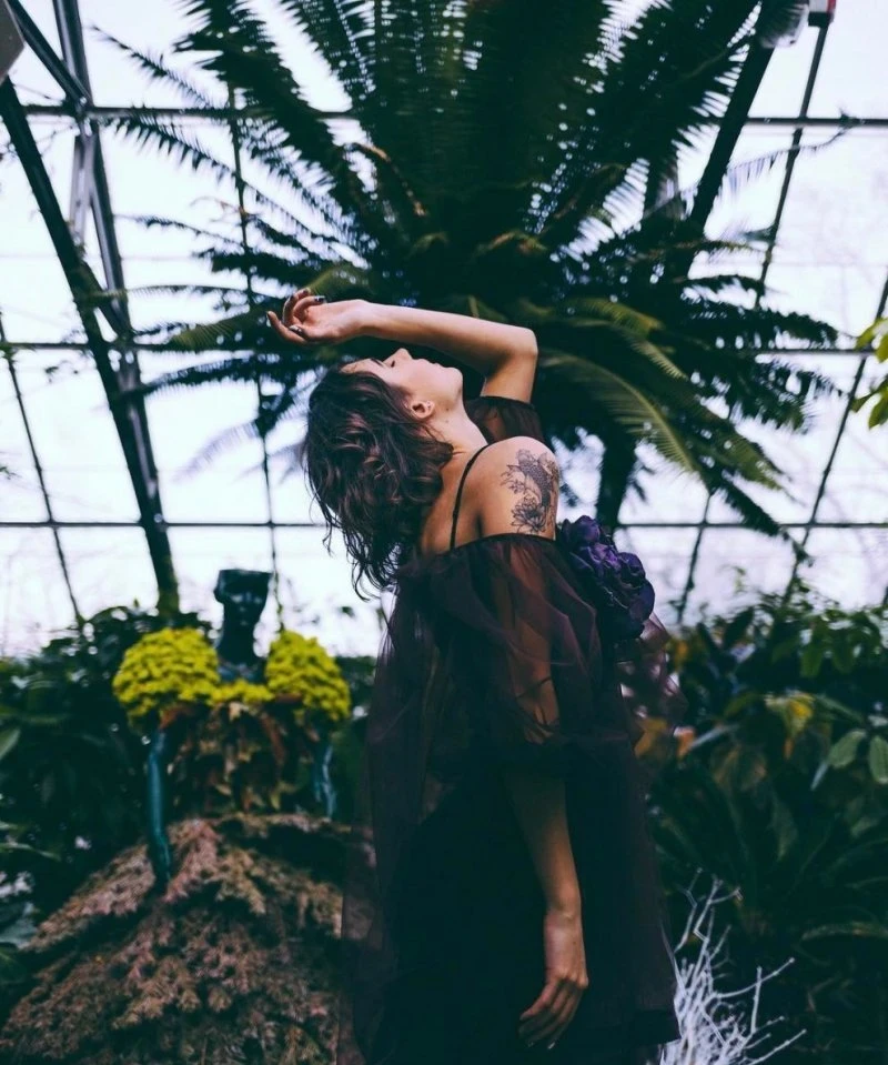 45 Sultry Babes Playfully Pose on Camera - Luxurious Beauties in Action!