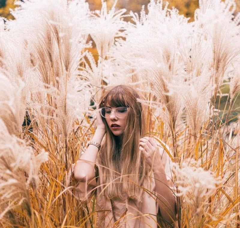 45 Sultry Babes Playfully Pose on Camera - Luxurious Beauties in Action!