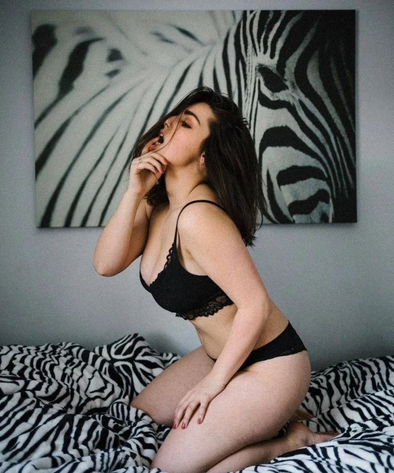 45 Sultry Babes Playfully Pose on Camera - Luxurious Beauties in Action!