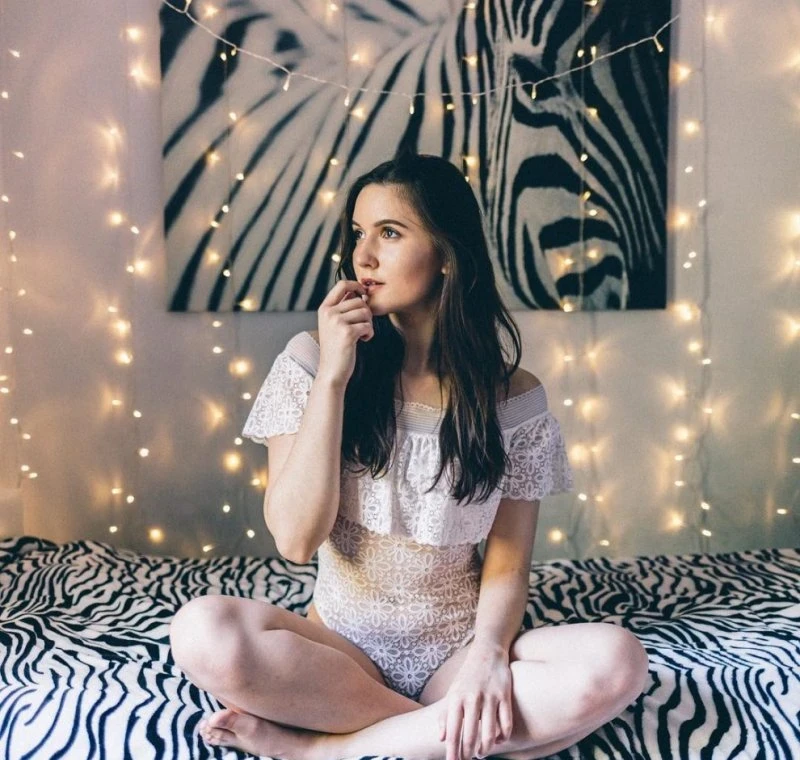 45 Sultry Babes Playfully Pose on Camera - Luxurious Beauties in Action!