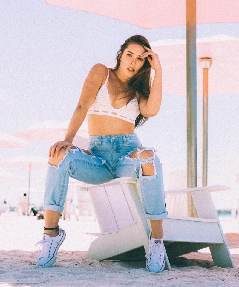 45 Sultry Babes Playfully Pose on Camera - Luxurious Beauties in Action!