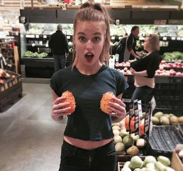 35 Hilarious and Playful Girls: Funny and Entertaining Photos
