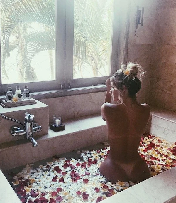 Sexy Tan Lines on Beautiful Girls: 30 Hot Photos