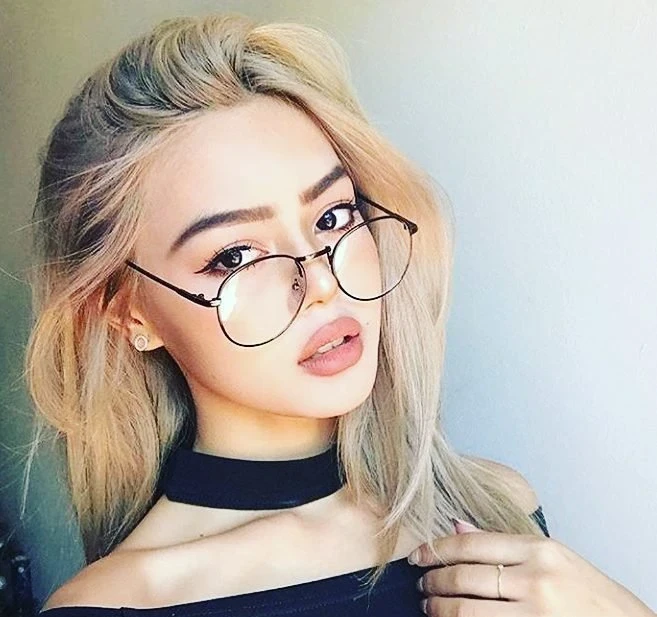 Sexy Babes: Hot and Cute Girls in Provocative Poses