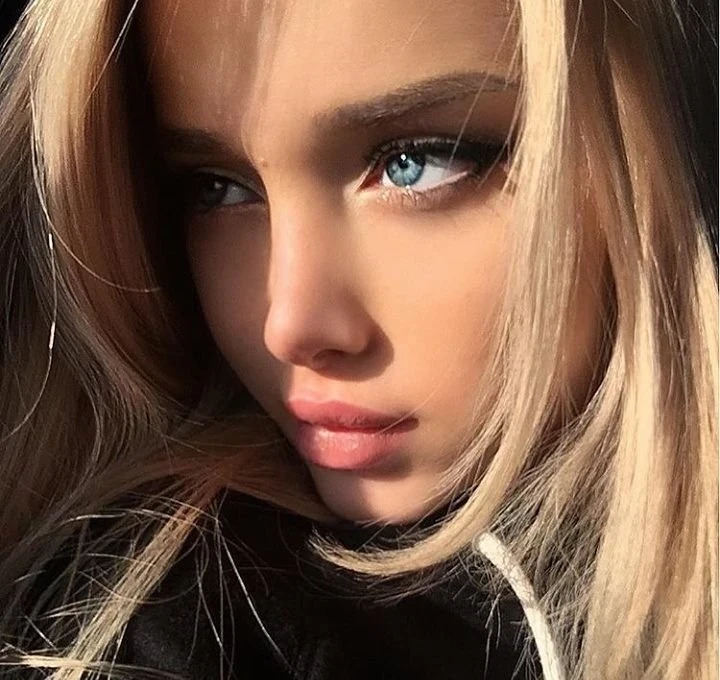 Sexy Babes: Hot and Cute Girls in Provocative Poses