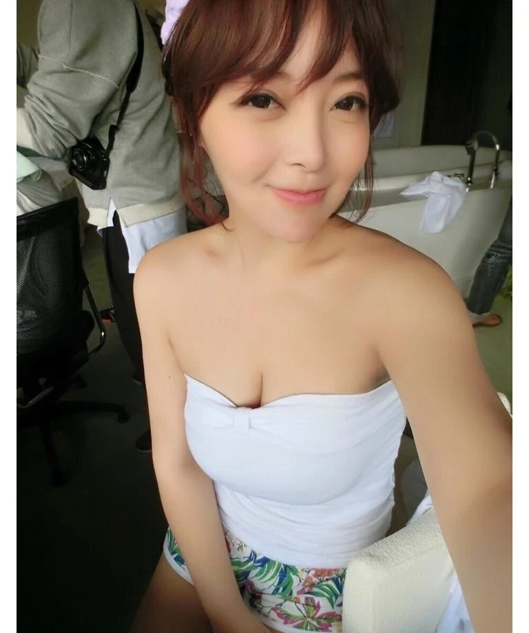 Seductive Asian Girls: Hot and Explicit Photos for Adult Viewing