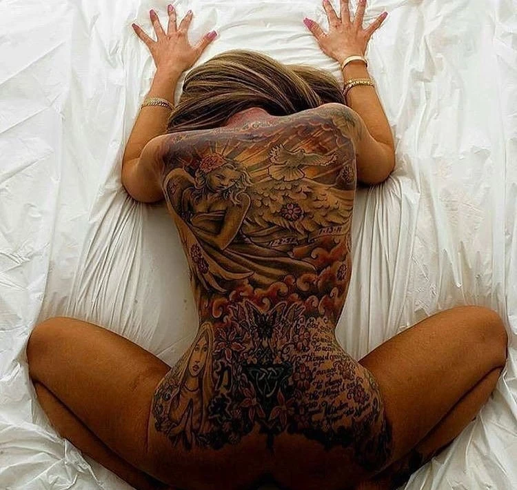 Curvy Tattooed Babes: Sultry Beauties with Inked Bodies