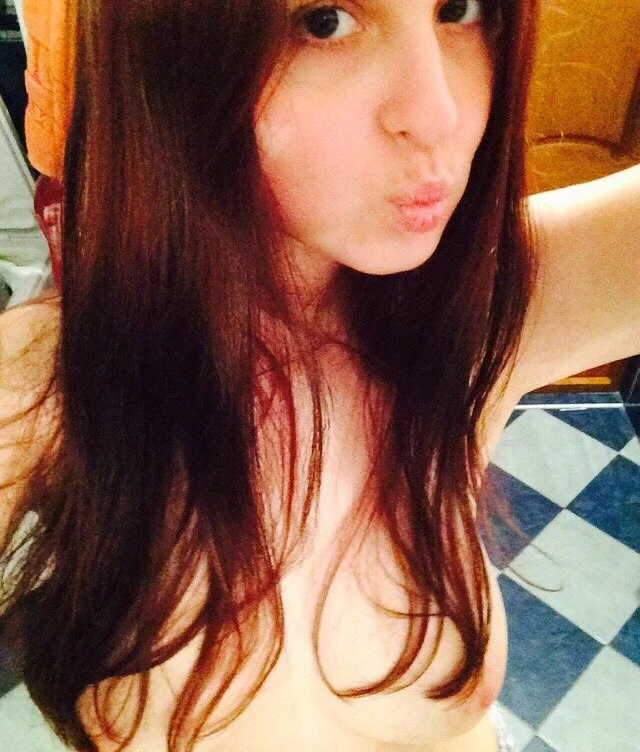 Hot Young Babe's Sexy Selfie - Explicit and Seductive Photo