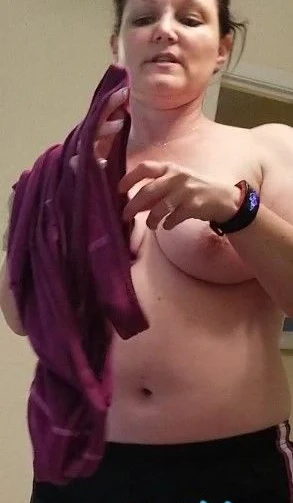 Juicy MILF shows off her tits in explicit photo shoot