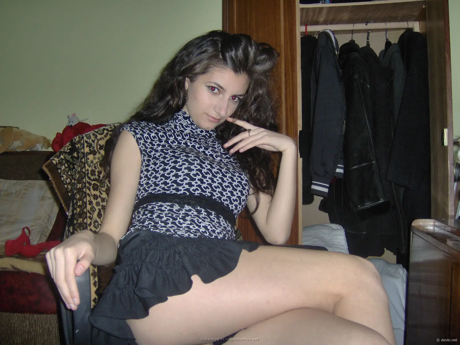 Spread Pussy with Fingers: Explicit Solo Masturbation