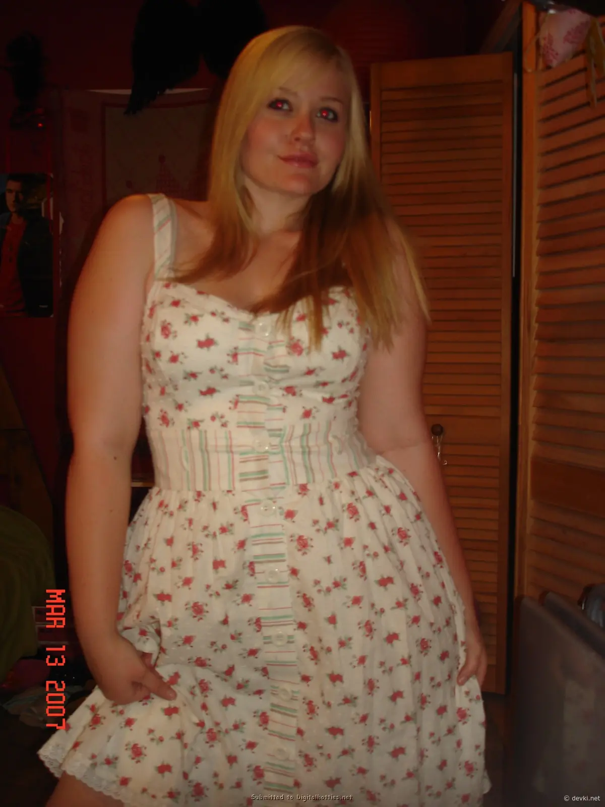 Chubby Girl Exposes Pussy: Explicit BBW Porn