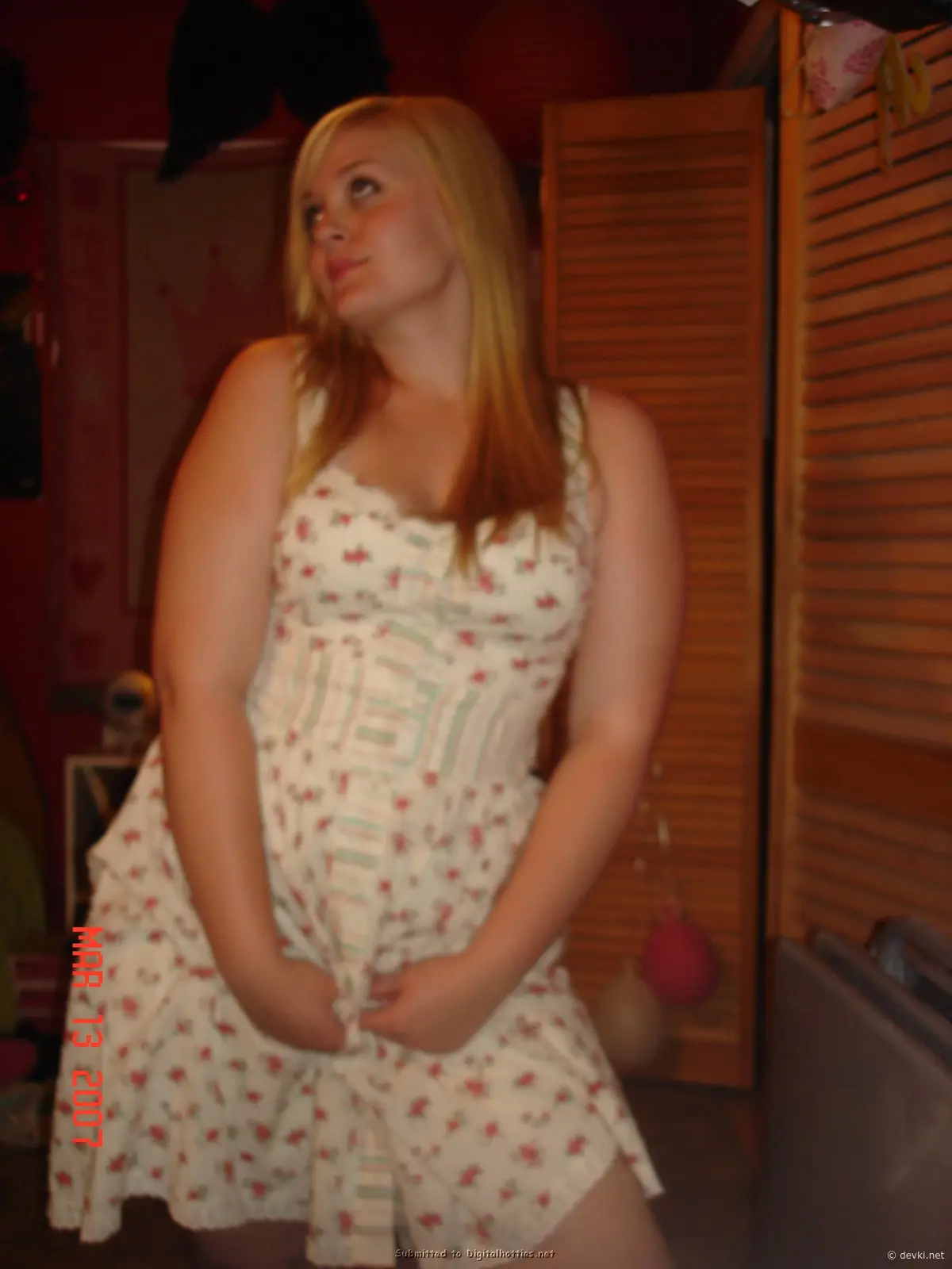 Chubby Girl Exposes Pussy: Explicit BBW Porn