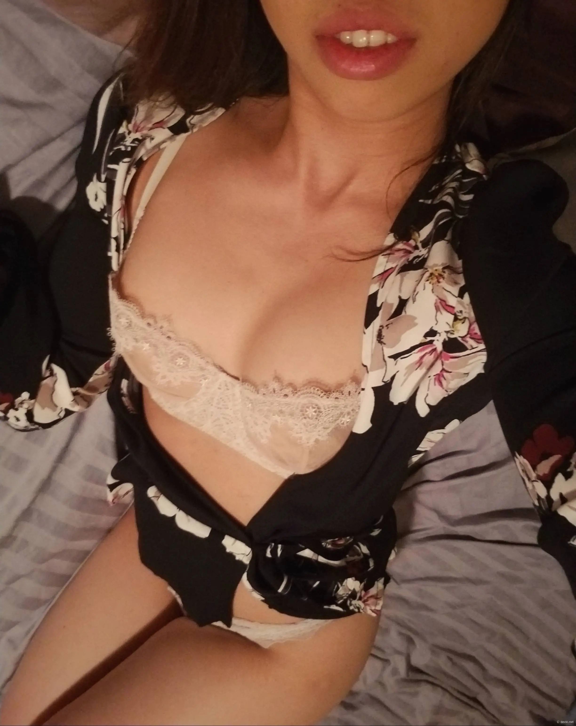 Hot Trend: Sexy Beauty's Explicit Selfies
