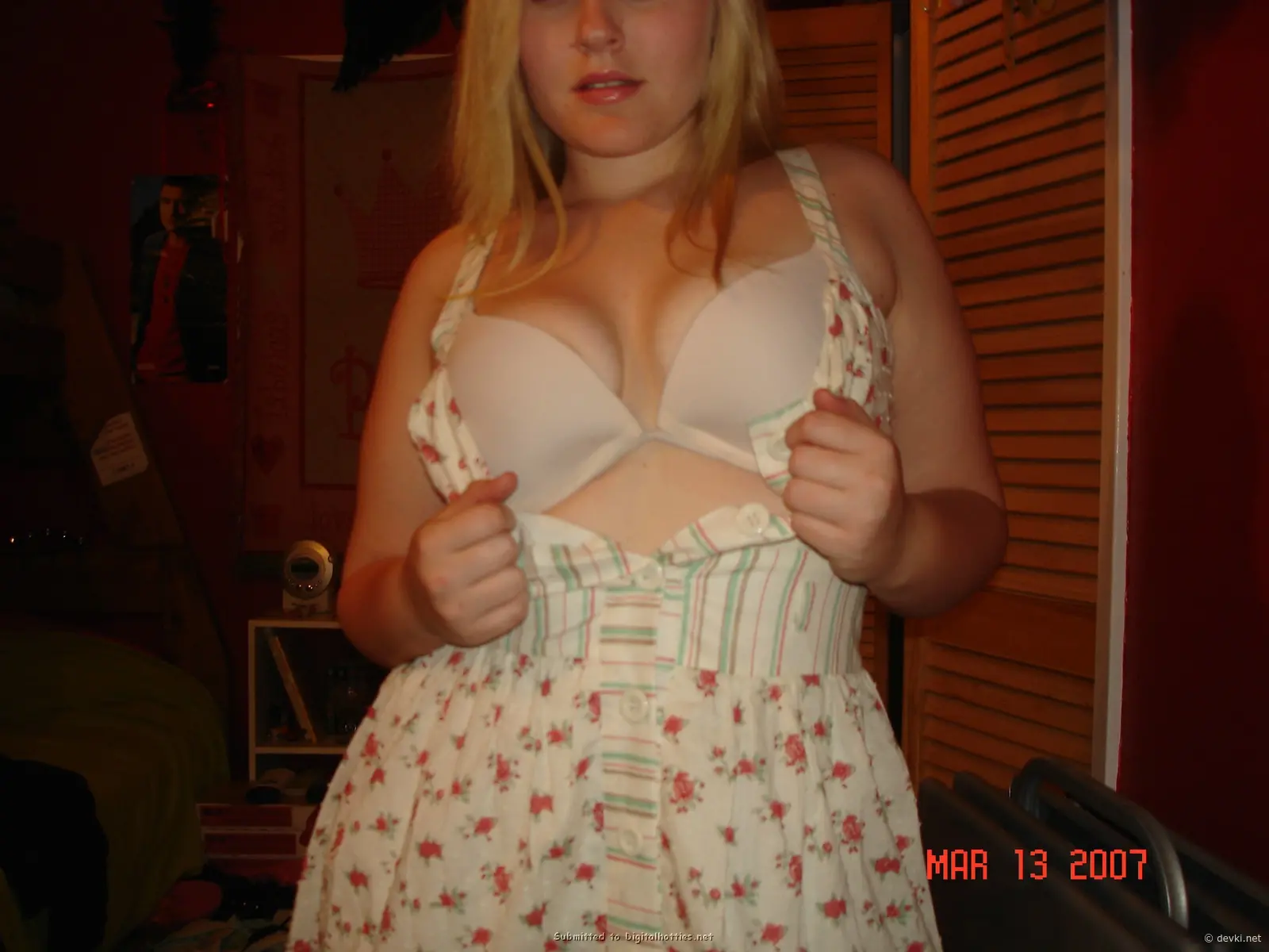 Chubby Girl Exposes Pussy: Explicit BBW Porn