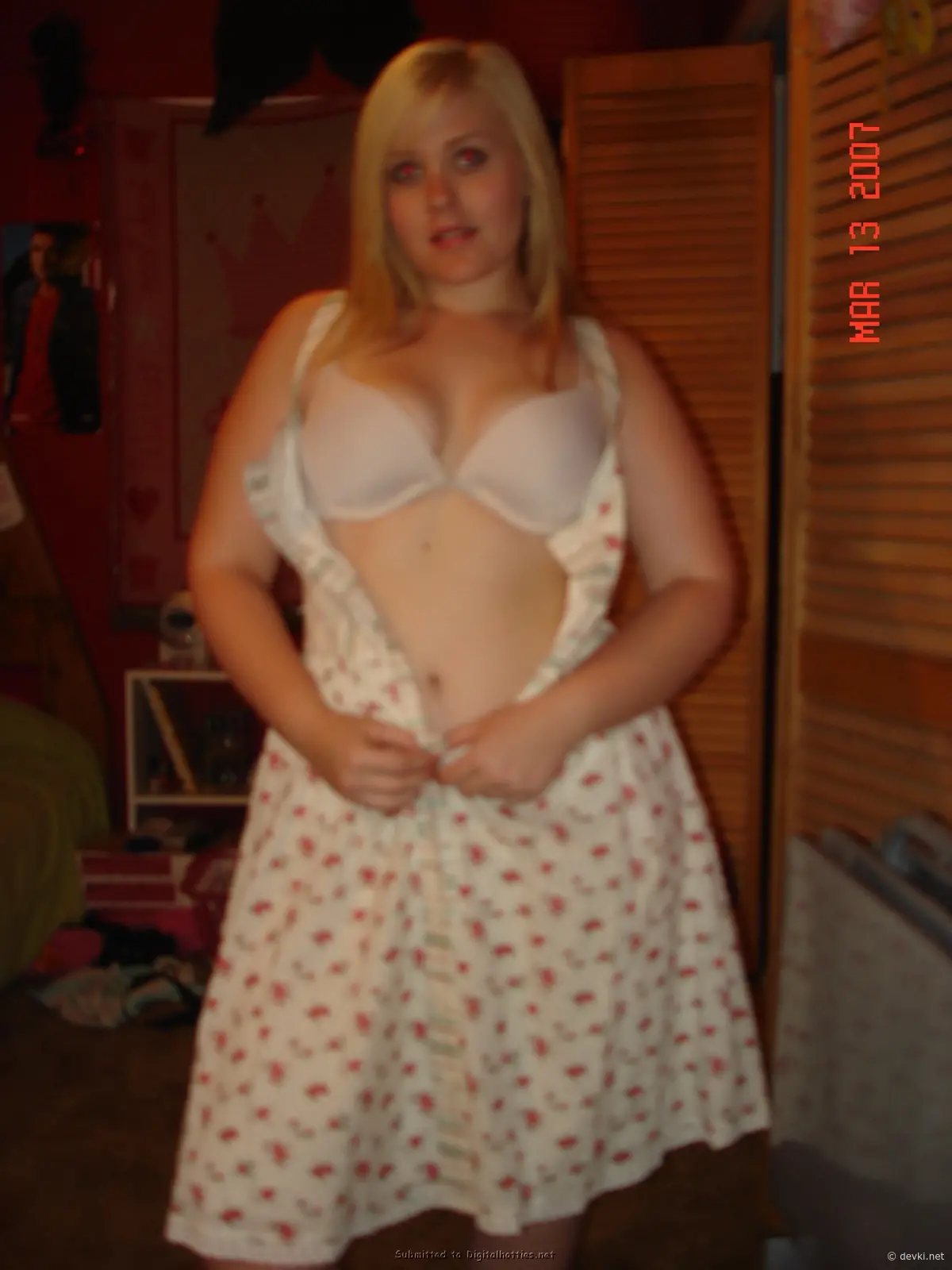 Chubby Girl Exposes Pussy: Explicit BBW Porn