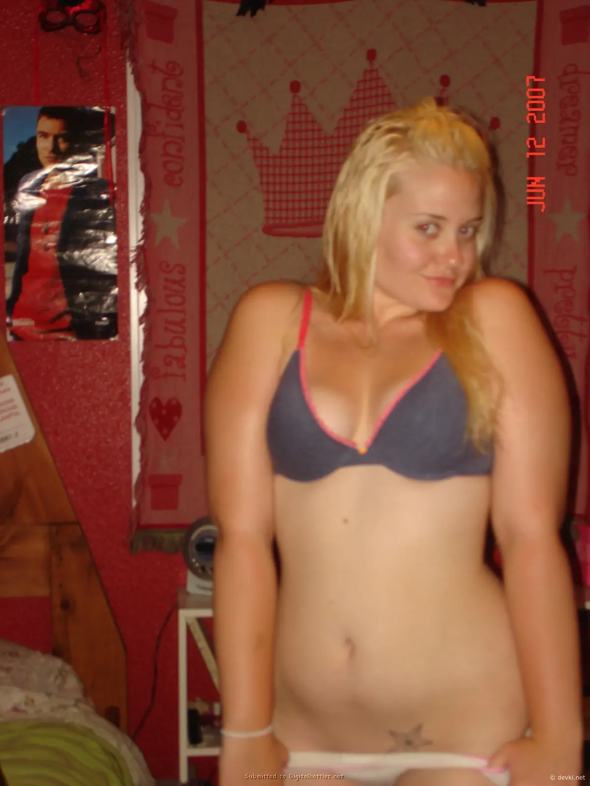 Chubby Girl Exposes Pussy: Explicit BBW Porn
