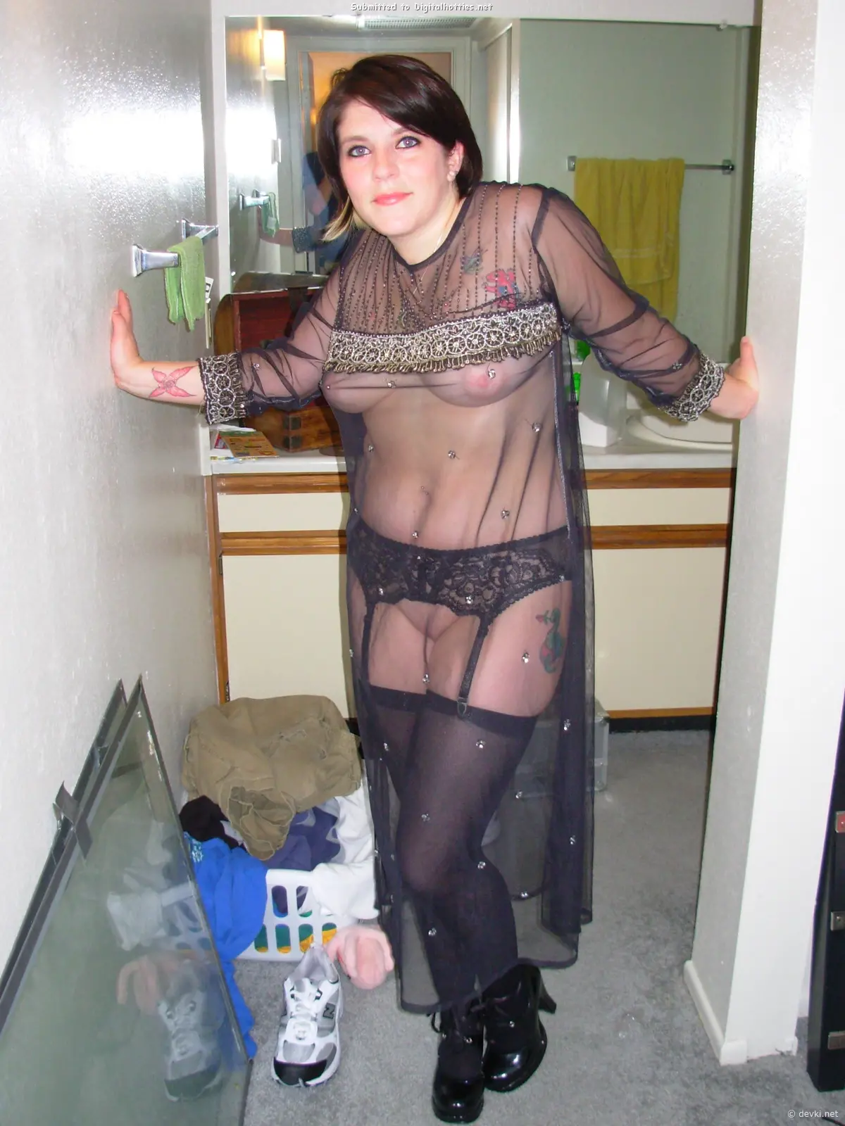 Mature Slut Flaunts Herself: Explicit and Provocative Photo of a Seductive Woman