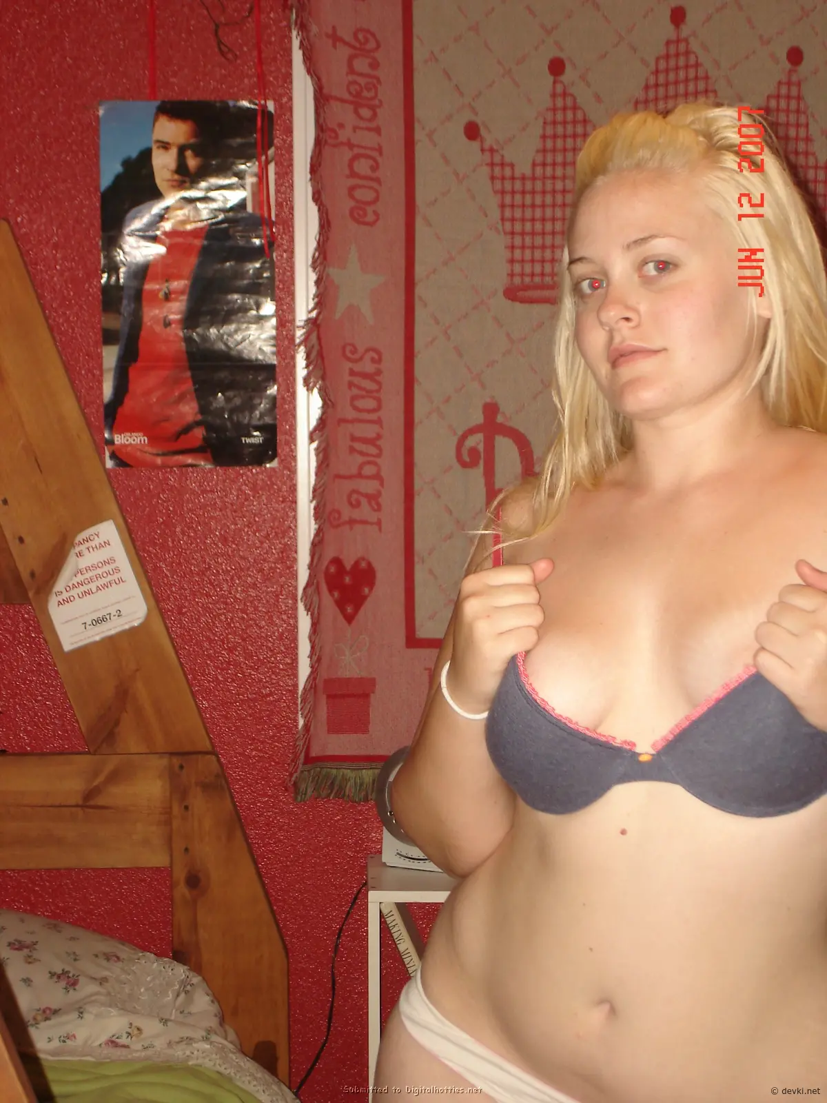 Chubby Girl Exposes Pussy: Explicit BBW Porn