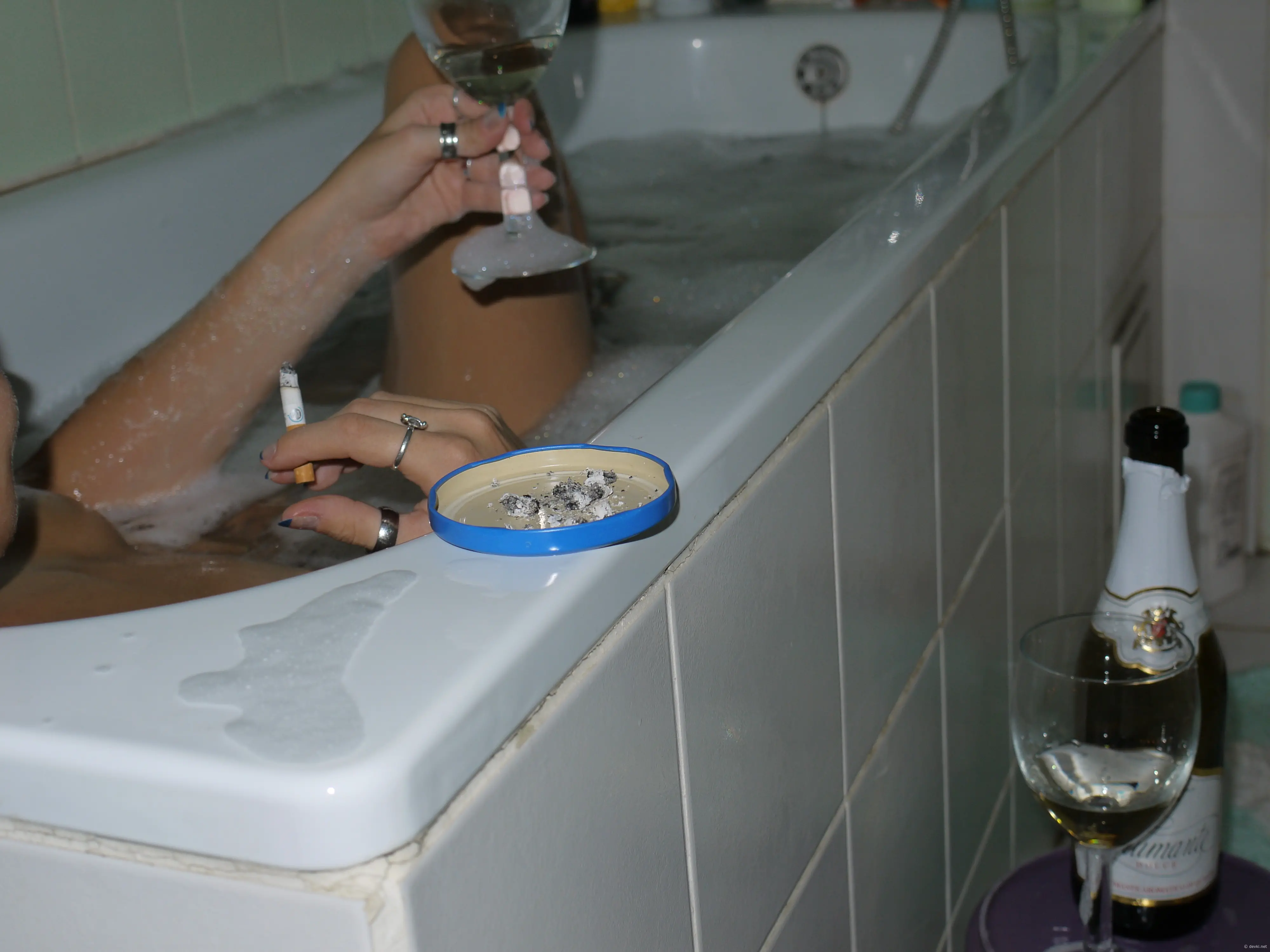 Capturing Girlfriend in the Bathtub: Explicit Bathroom Photoshoot
