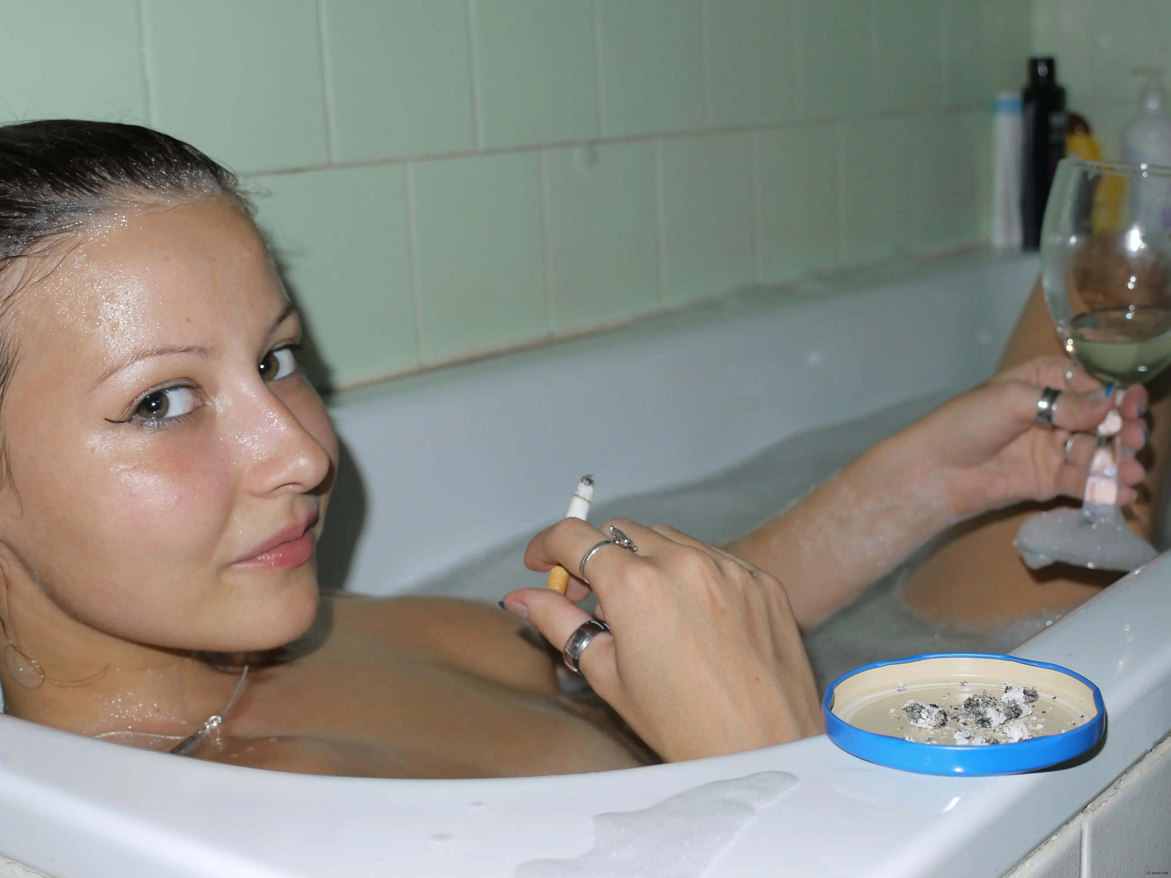 Capturing Girlfriend in the Bathtub: Explicit Bathroom Photoshoot