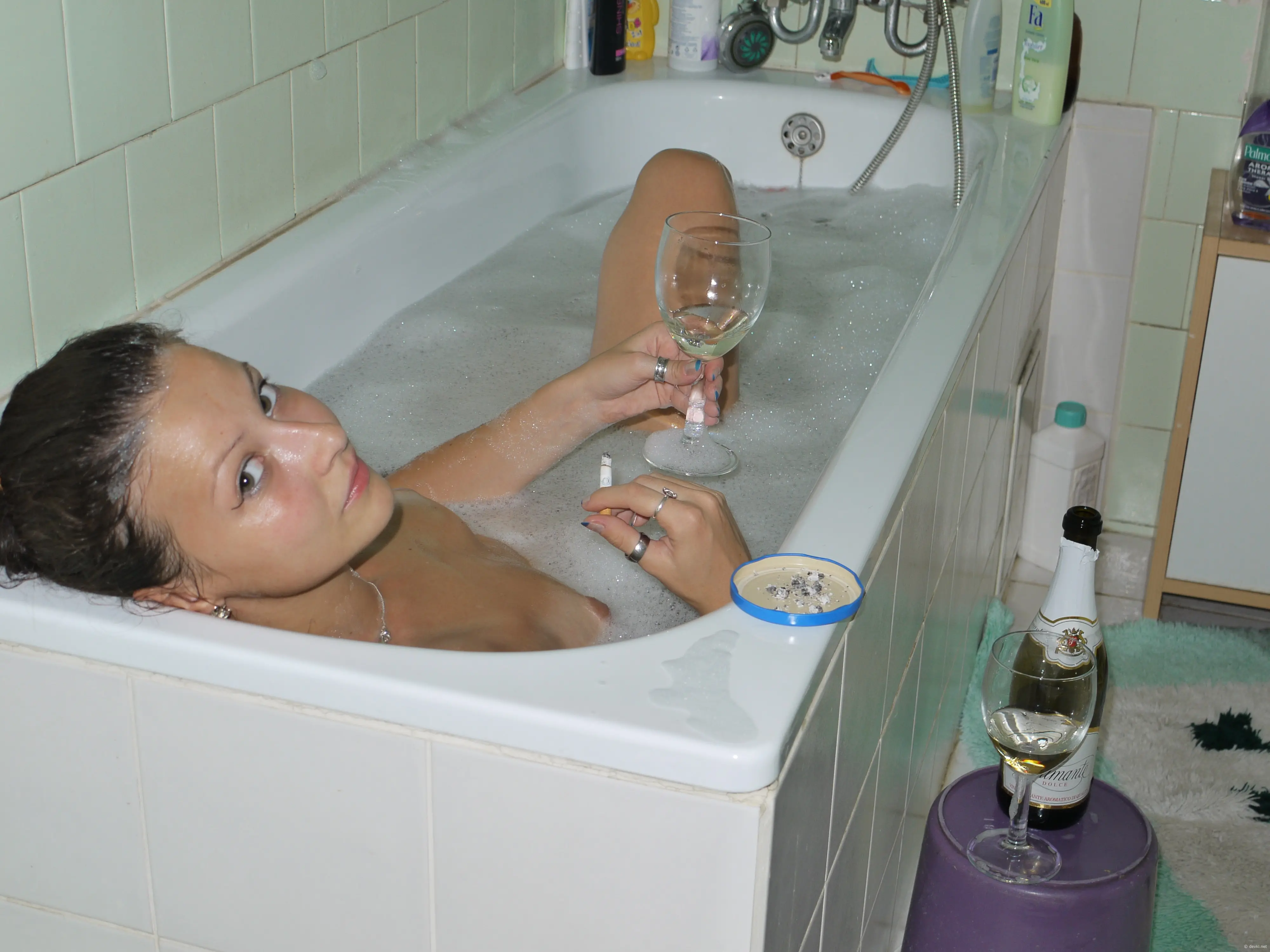 Capturing Girlfriend in the Bathtub: Explicit Bathroom Photoshoot