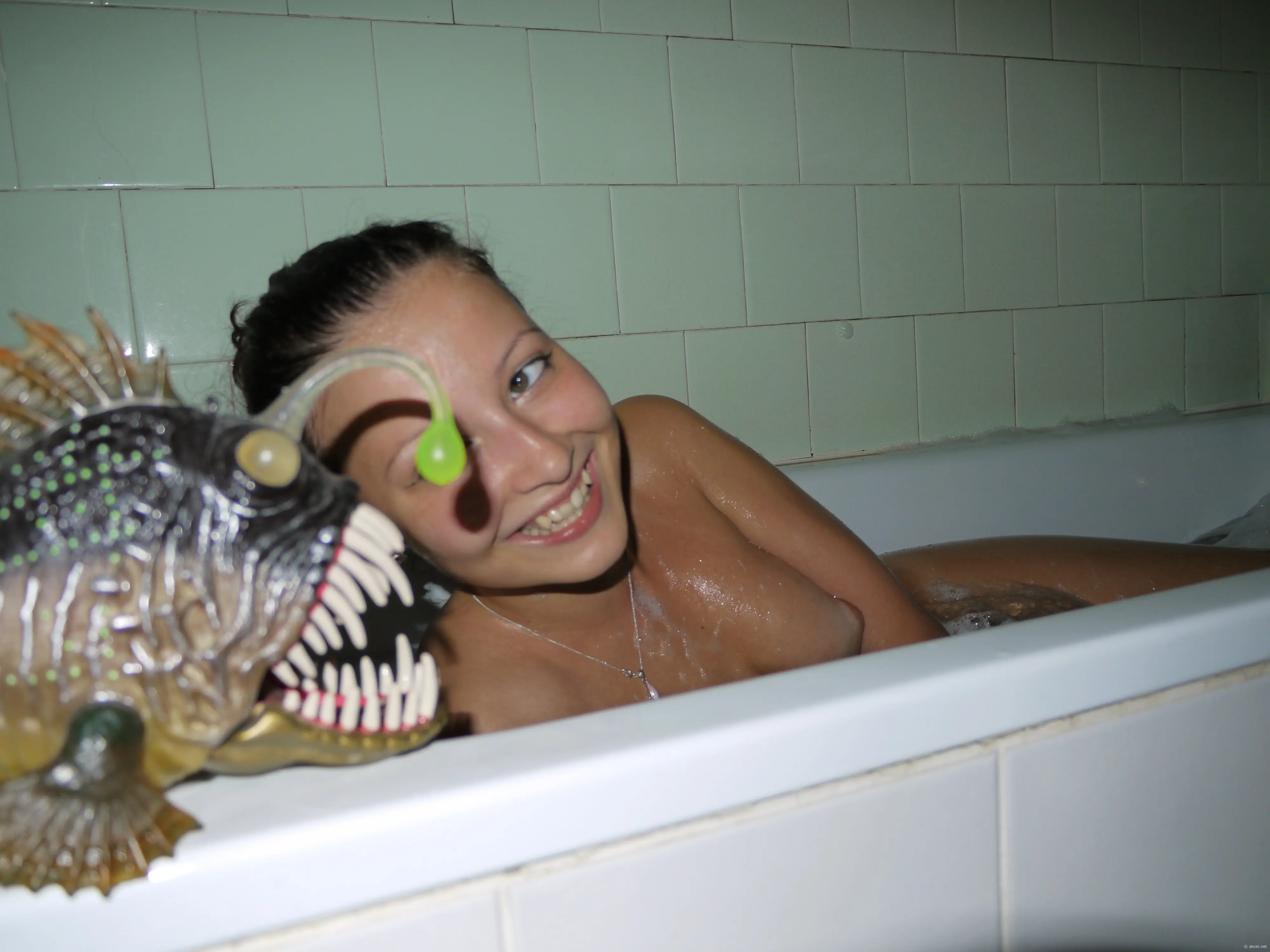 Capturing Girlfriend in the Bathtub: Explicit Bathroom Photoshoot