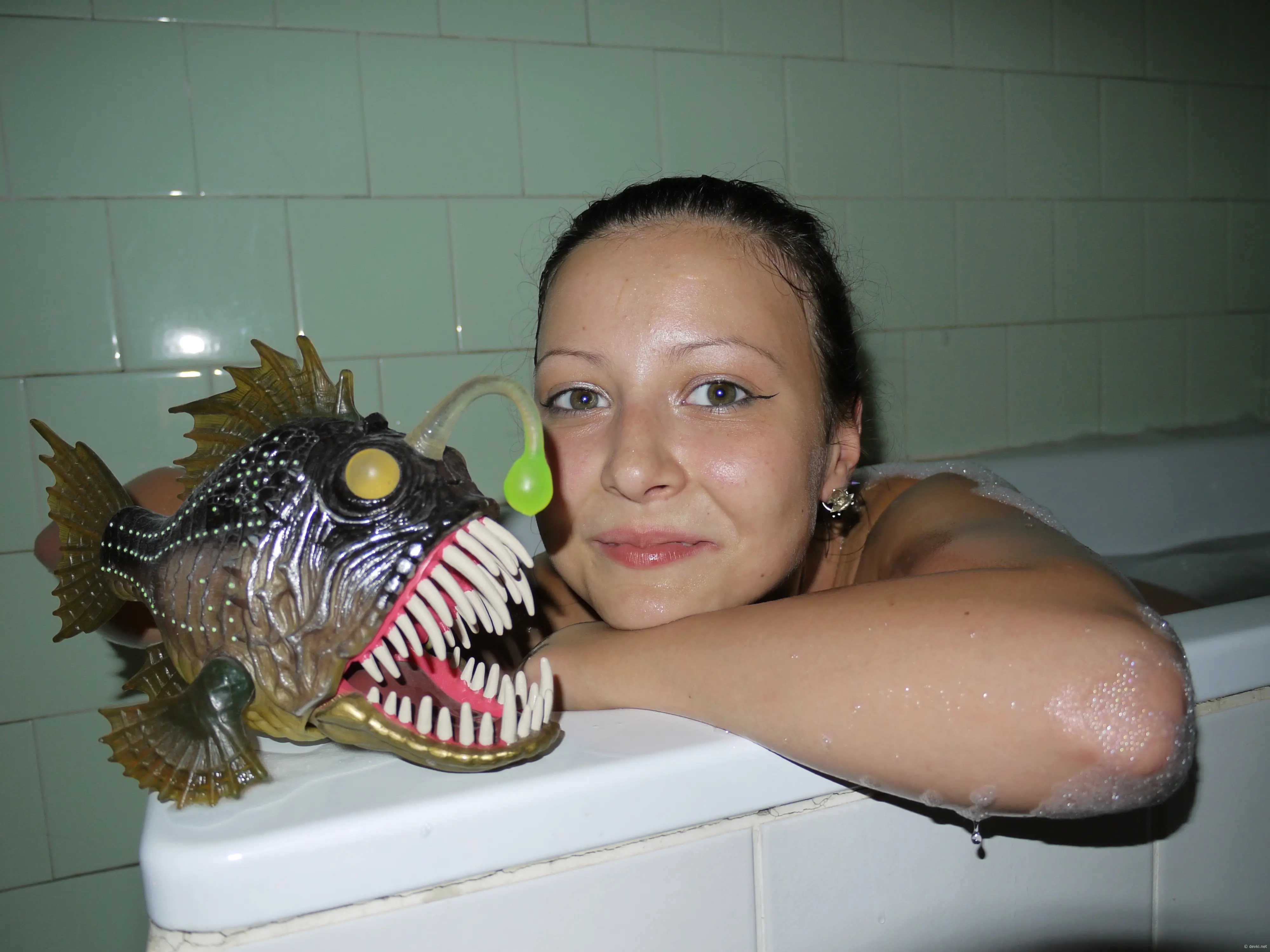 Capturing Girlfriend in the Bathtub: Explicit Bathroom Photoshoot