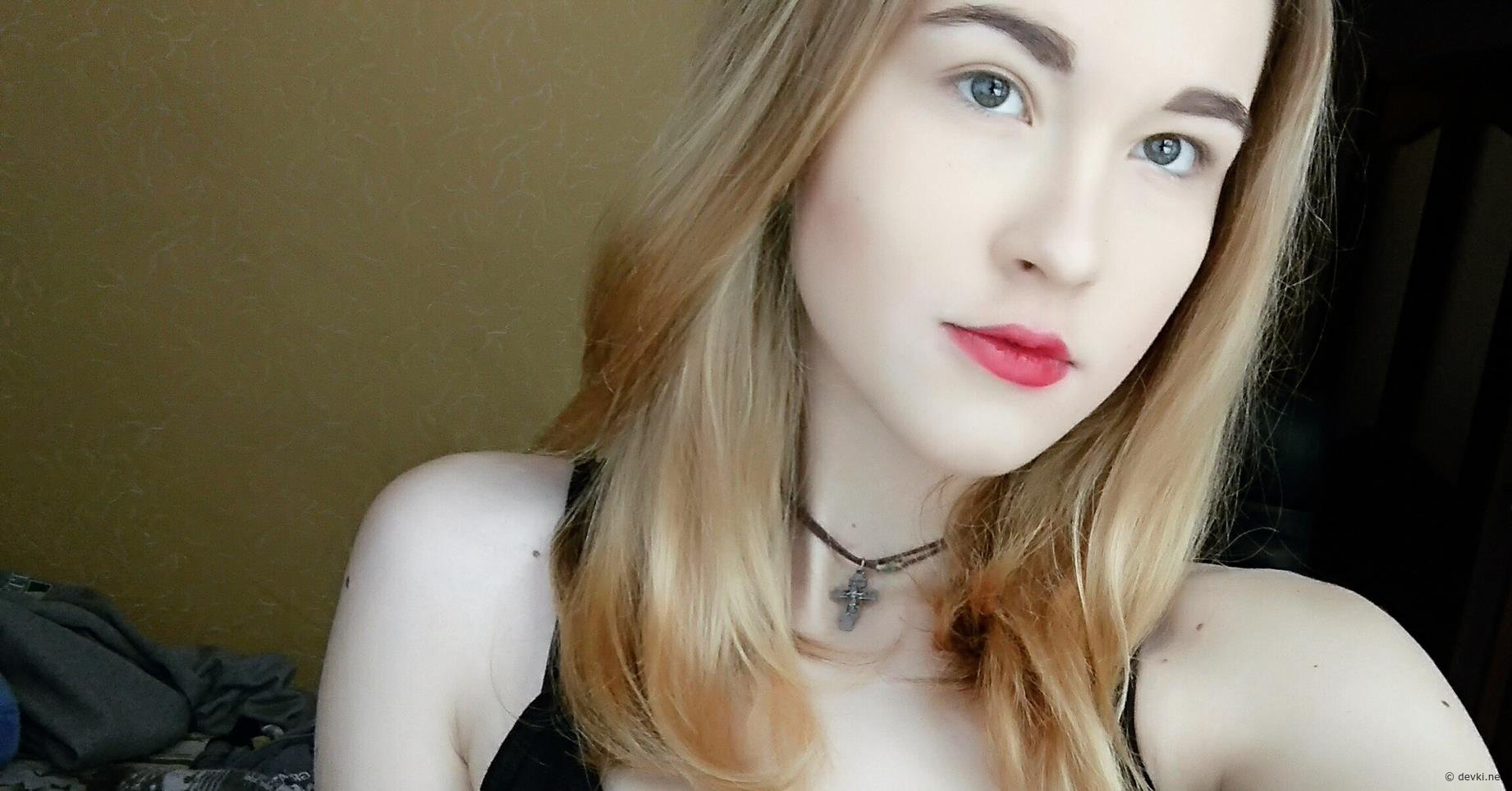 Russian Blonde Shows Off Hot Nude Homemade Pics