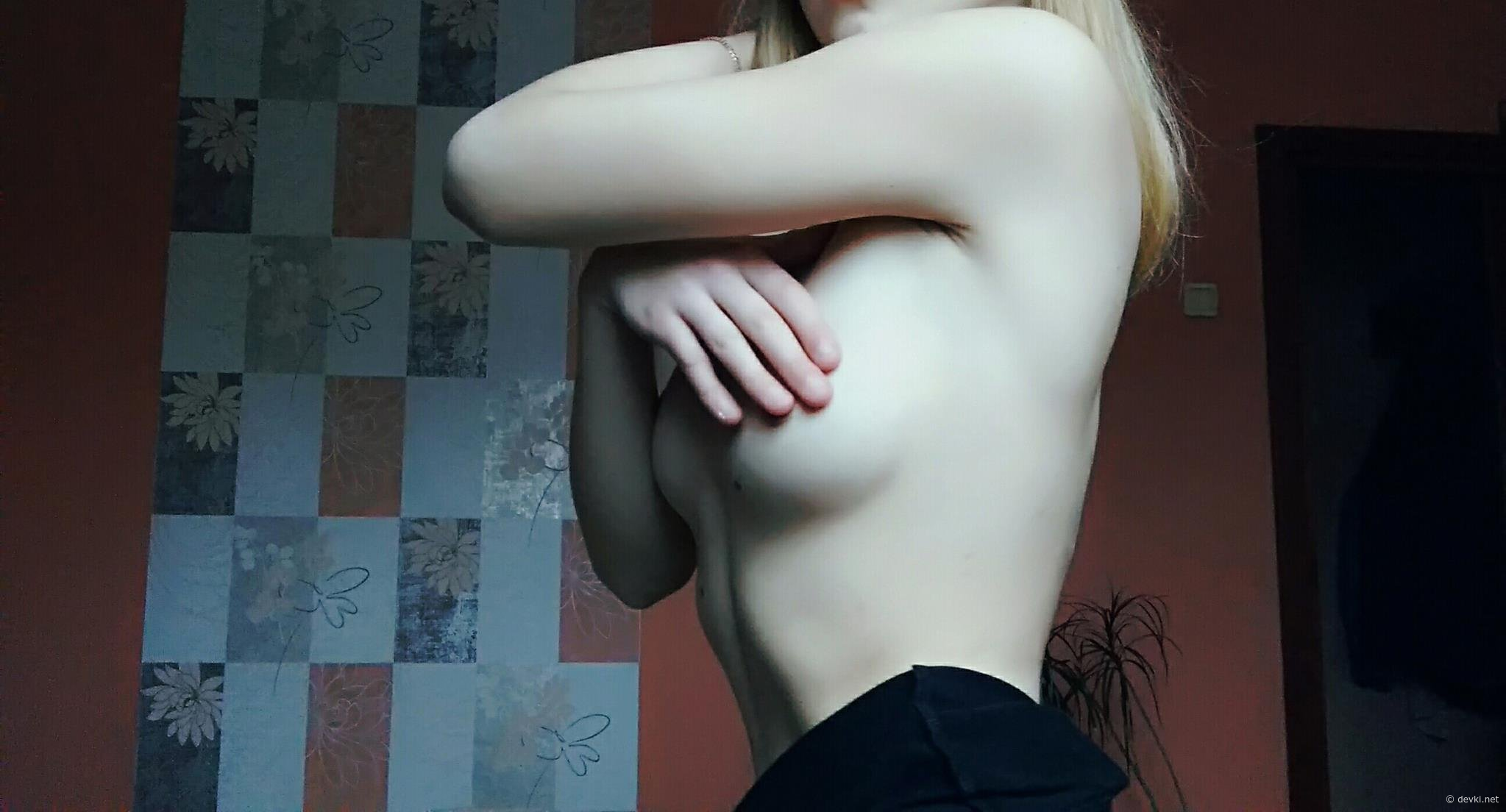 Russian Blonde Shows Off Hot Nude Homemade Pics