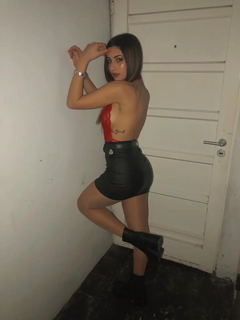 Stunning Beauty with a Fabulous Booty - Hot Babe with Gorgeous Ass