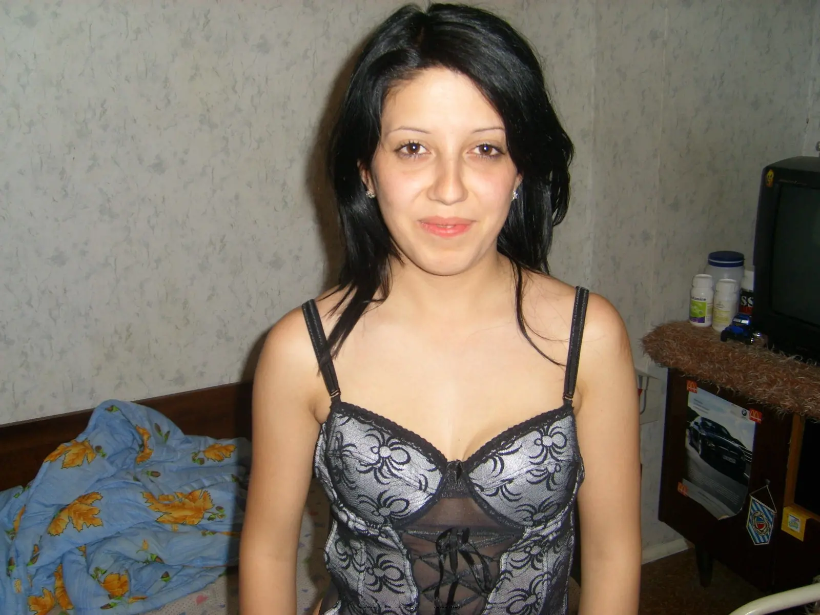Brunette poses nude, showing off her pussy before bedtime