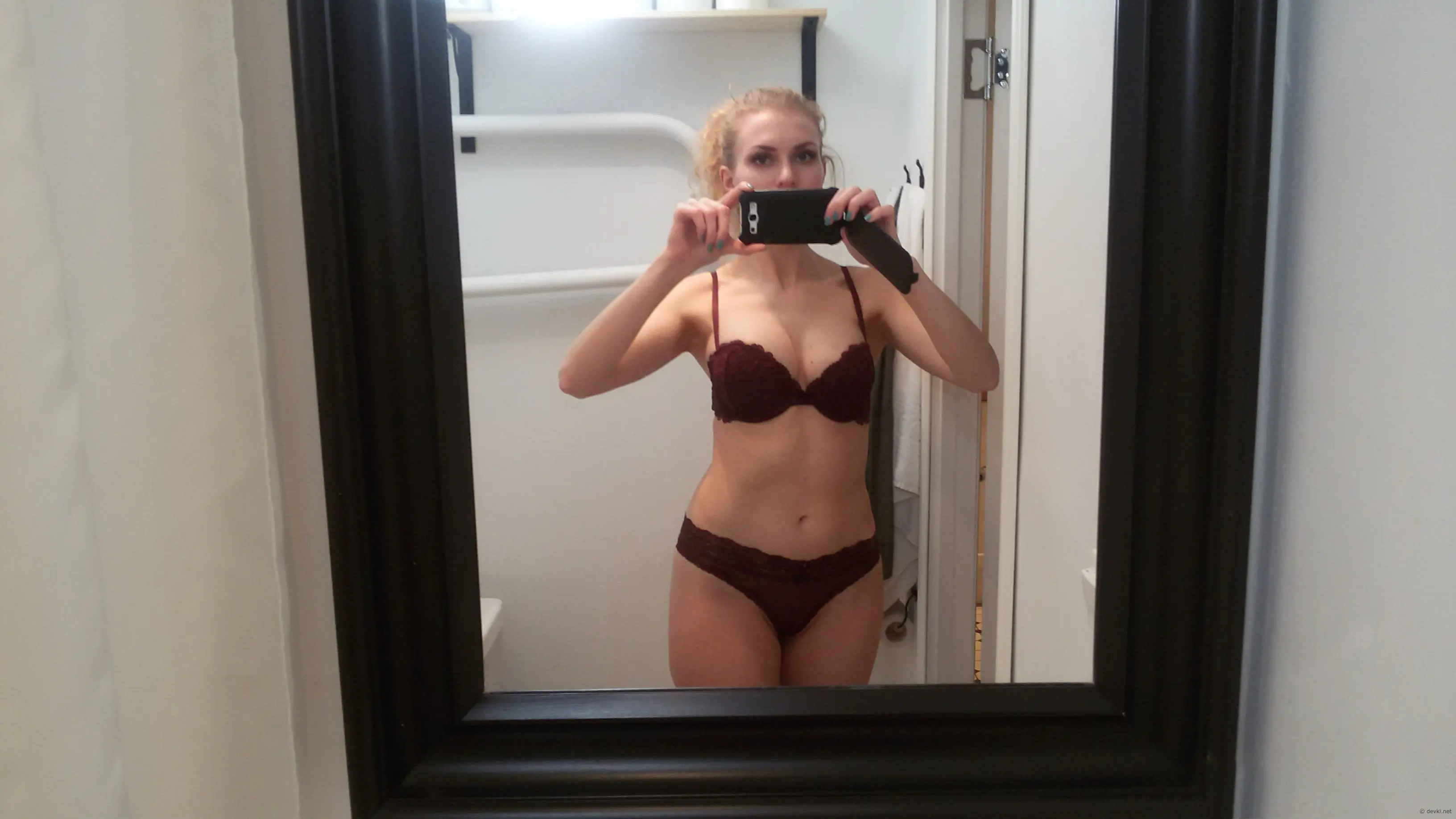 Blonde Bombshell Nails Sexy Selfies - Explicit Beauty Tips Revealed
