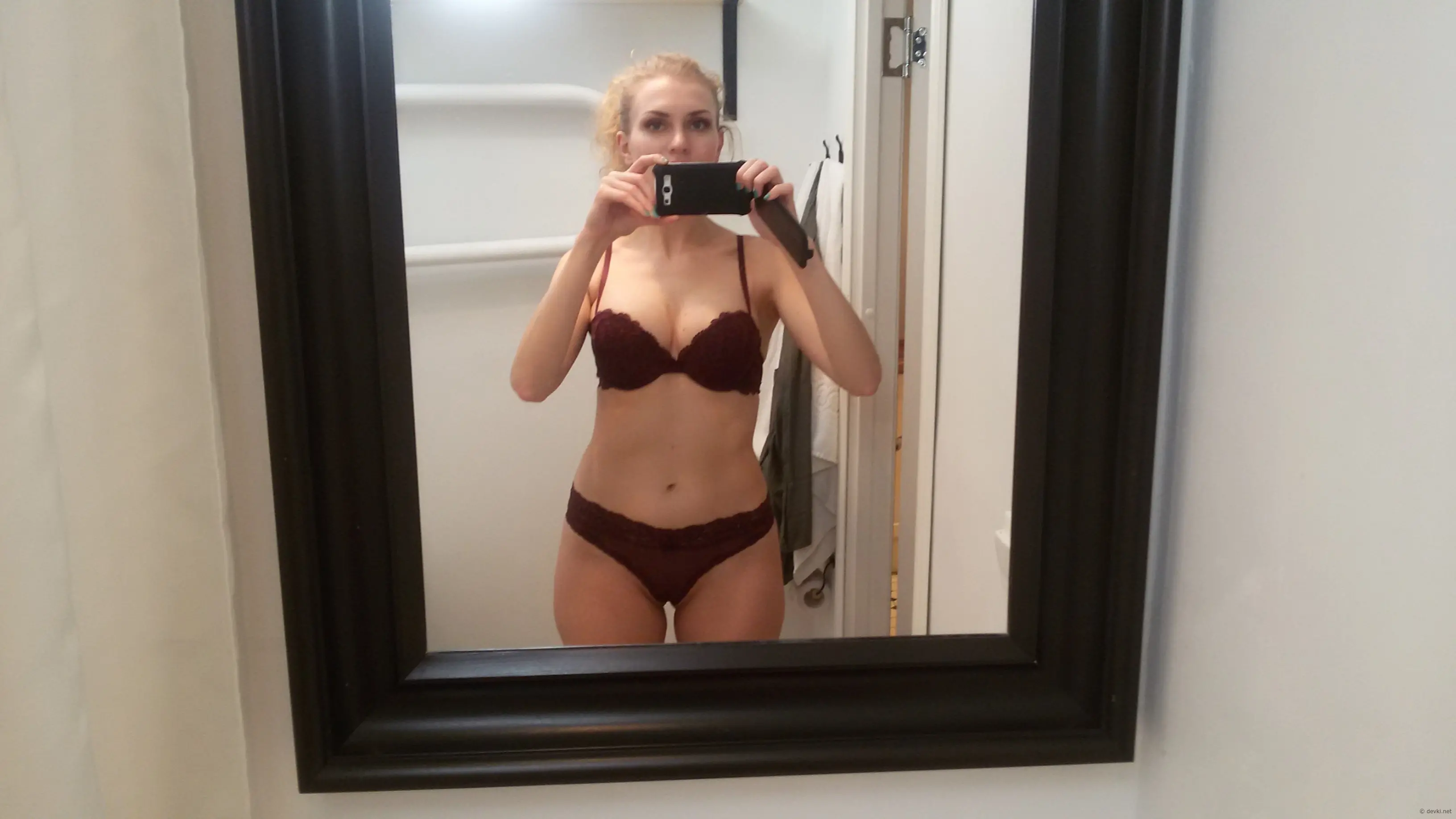 Blonde Bombshell Nails Sexy Selfies - Explicit Beauty Tips Revealed