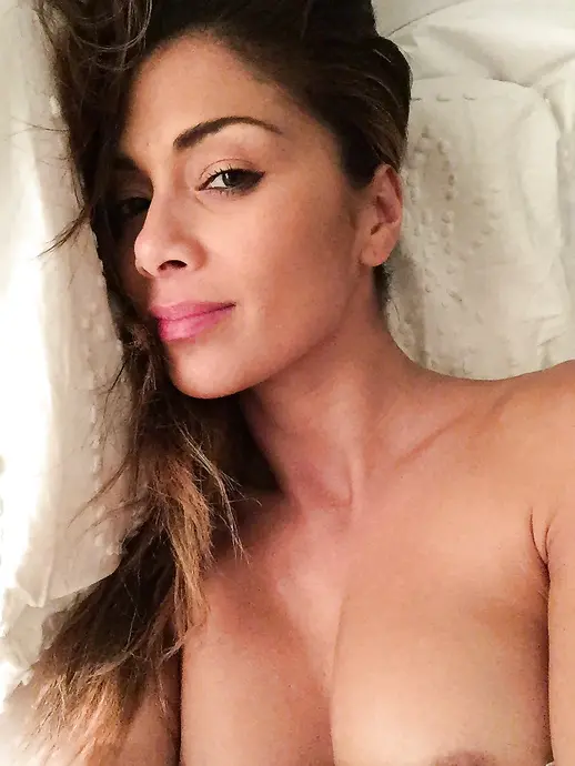 Hot Mulatto Babe Shows Off Shaved Pussy