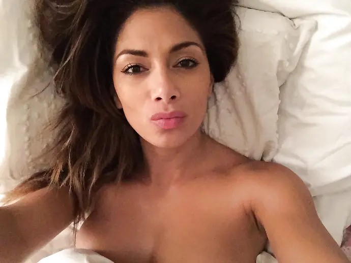 Hot Mulatto Babe Shows Off Shaved Pussy