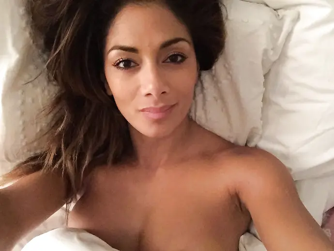 Hot Mulatto Babe Shows Off Shaved Pussy