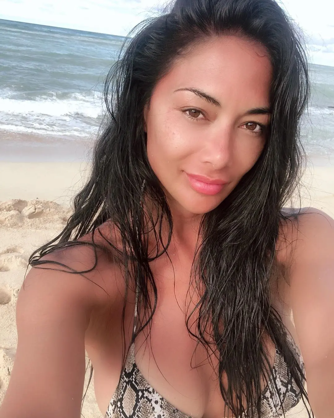 Hot Mulatto Babe Shows Off Shaved Pussy