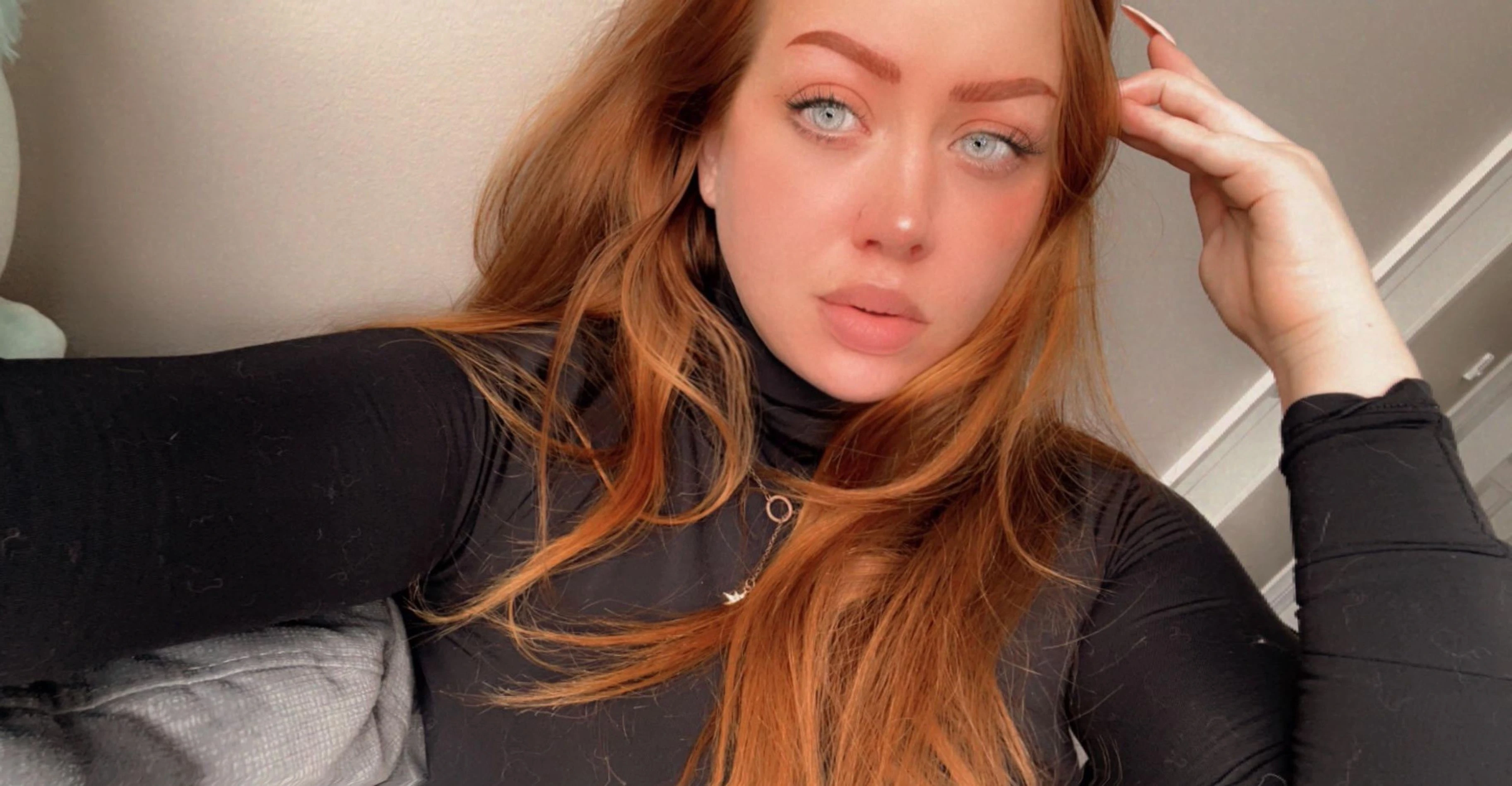 Explicit Selfie: Showing Shaved Pussy and Sexy Tits