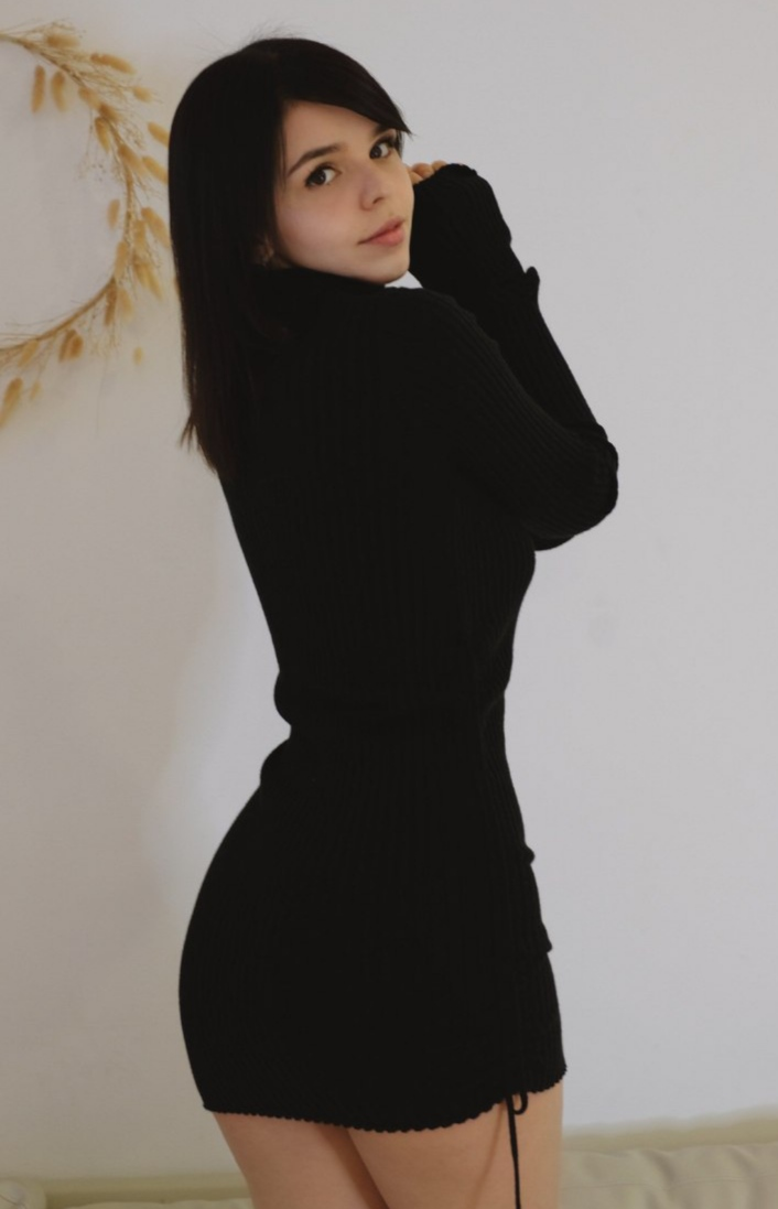 Free Erotic Photos: Naked Girl's Explicit Forms