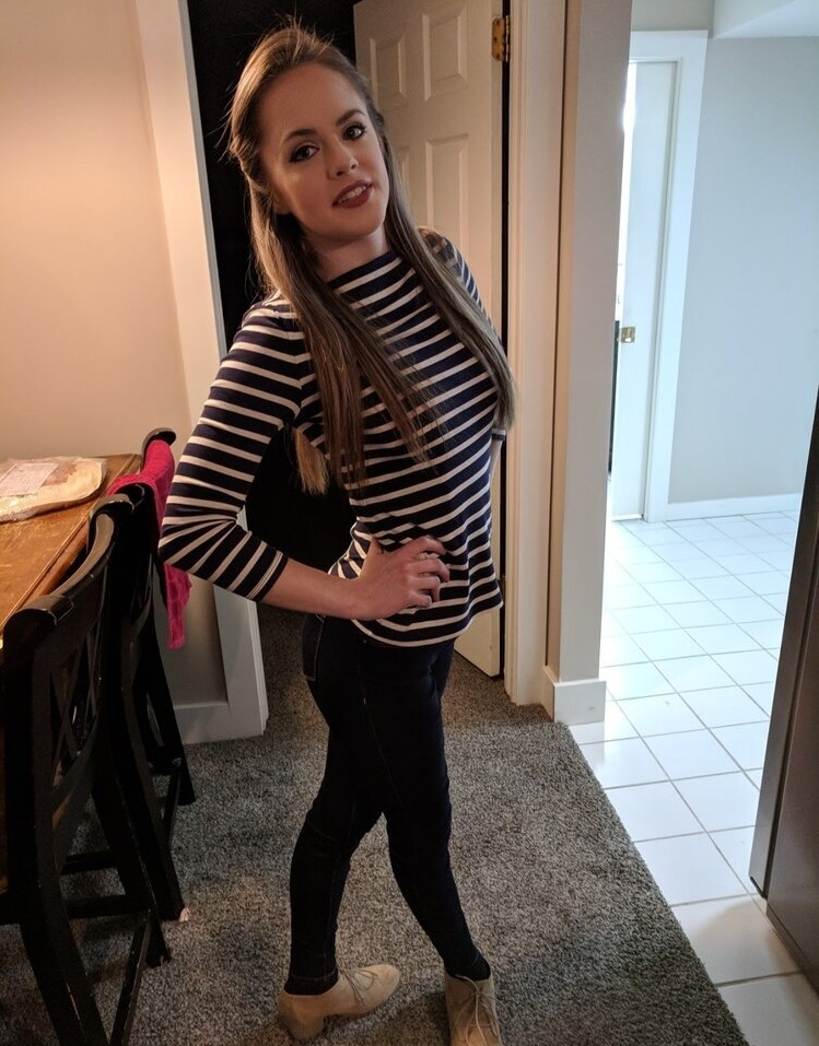 Beautiful Young Wife with Stunning Curves from Tennessee