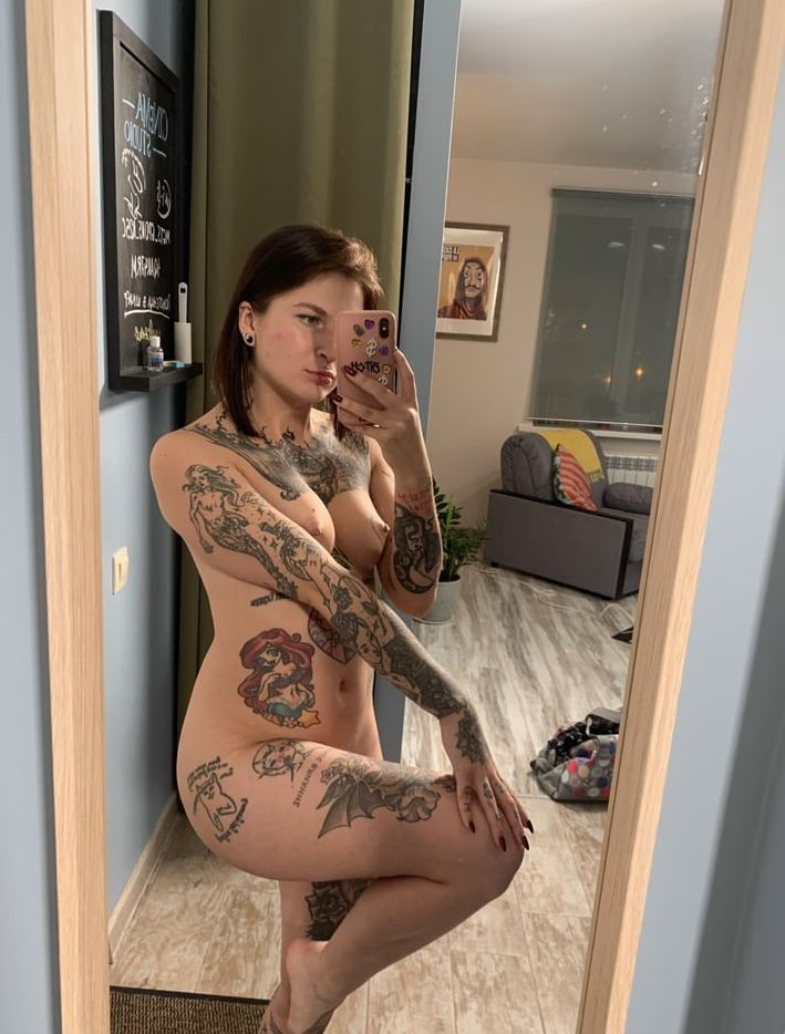Bootylicious Babe Takes Selfie of Her Tattooed Body