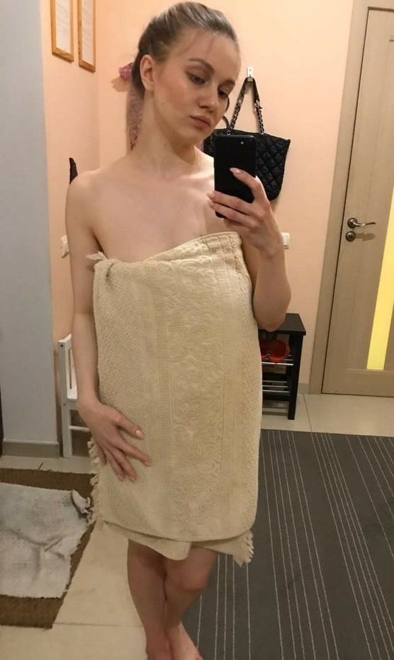 Young beauty takes explicit selfie of her luxurious body post-shower
